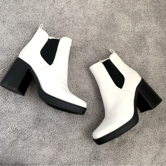 Shoes - EUC WHITE MONOCHROME PLATFORM BOOTS